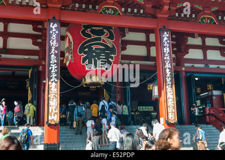 Touristen und Buddhisten gleichermaßen Wandern das Gelände des Sensoji-Tempel in Asakusa Bezirk von Tokio, Japan. Stockfoto