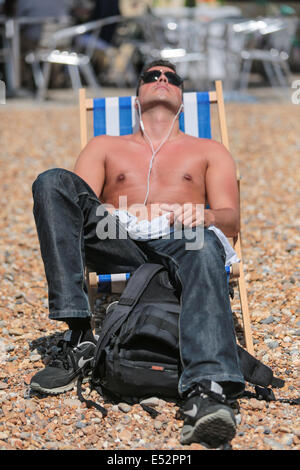 Brighton Beach, Brighton, East Sussex, Großbritannien. Der heißeste Tag bis 2014, als die Temperatur auf 28 Grad zu steigen drohte. Juli 2014. David Smith/Alamy Live News Stockfoto