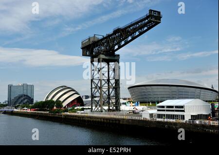 Sonnentag am Glasgows Fluss Clyde mit Armadillo, Finnieston Crane und The Hydro Sehenswürdigkeiten Stockfoto