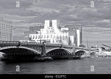 Blick auf das Hauptquartier von der britische Secret Intelligence Service (SIS) auch bekannt als MI6 zeigt der Themse, London, UK Stockfoto