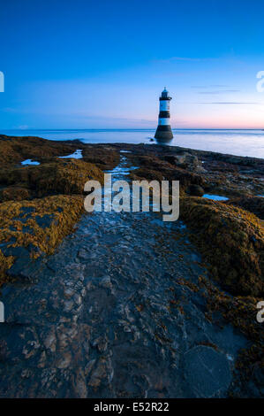 Herbst Sonnenaufgang am Penmon Leuchtturm, Anglesey Wales UK Stockfoto