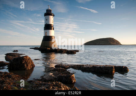 Herbst Sonnenaufgang am Penmon Leuchtturm, Anglesey Wales UK Stockfoto