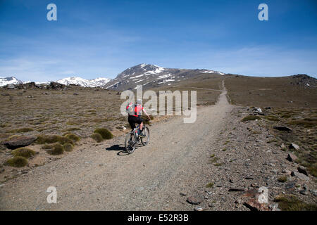 Radfahren in den Bergen der Sierra Nevada in der hohen Alpujarras in der Nähe von Capileira, Provinz Granada, Spanien Stockfoto