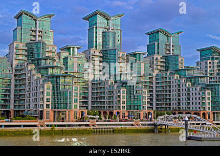 Blick auf die St George Wharf am Flussufer Entwicklung neben Vauxhall Bridge, Vauxhall, London Borough of Lambeth, London, Stockfoto