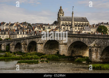 Alte Brücke über die Loire in Blois, Frankreich. Kathedrale von Blois im Hintergrund Stockfoto