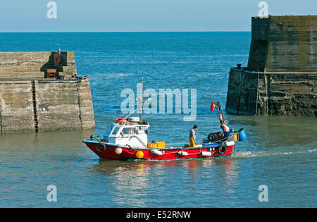 Angeln oder Verdrehungen Boot Rückkehr in Craster Hafen an der Northumberland Küste nach dem Fischen Stockfoto