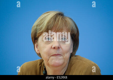 Berlin, Deutschland. 18. Juli 2014. Bundeskanzlerin Angela Merkel besucht eine Pressekonferenz in Berlin, Deutschland, am 18. Juli 2014. Bundeskanzlerin Angela Merkel rief zur Waffenruhe in der Ukraine bei der jährlichen Sommer-Pressekonferenz am Freitag. Bildnachweis: Zhang Fan/Xinhua/Alamy Live-Nachrichten Stockfoto