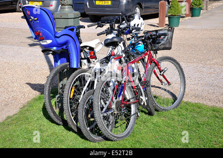 Fahrräder parken beim Windsor Hofladen, Datchet Road, Old Windsor, Berkshire, England, Vereinigtes Königreich Stockfoto