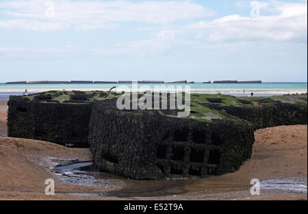 Reste von Mulberry Hafen am Strand von Arromanches Normandie Frankreich im Juli Stockfoto