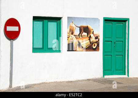 Grüne Tür und Fenster und Kunst arbeiten auf weißen Wand in Teguise Dorf Lanzarote. Kein Eintrag Straßenschild. Stockfoto