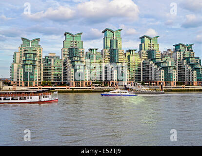 Blick auf die St George Wharf am Flussufer Entwicklung neben Vauxhall Bridge, Vauxhall, London Borough of Lambeth, London, Stockfoto