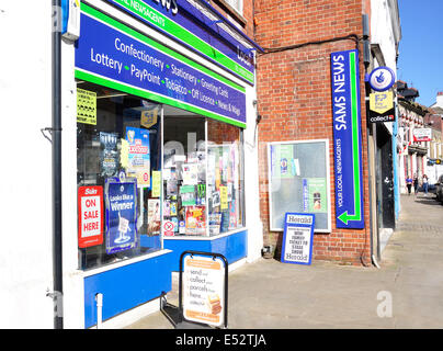 Kleine lokale Zeitungsladen, Guildford Street, Chertsey, Surrey, England, Vereinigtes Königreich Stockfoto