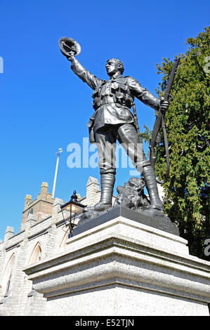 Statue des ersten Weltkrieges Soldat von St.-Petri Kirche, Windsor Street, Chertsey, Surrey, England, Vereinigtes Königreich Stockfoto