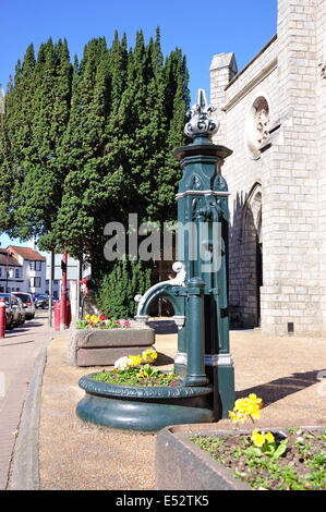 Alte Dorf-Pumpe von St.-Petri Kirche, Windsor Street, Chertsey, Surrey, England, Vereinigtes Königreich Stockfoto