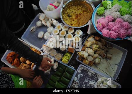 Jakarta, Indonesien. 18. Juli 2014. Indonesische Anbieter anzeigen Essen für Iftar, das Abendessen, wenn Muslime während des muslimischen Fastenmonats Ramadan auf einem Markt in Jakarta, Indonesien, 18. Juli 2014 ihr Fasten brechen. © Zulkarnain/Xinhua/Alamy Live-Nachrichten Stockfoto