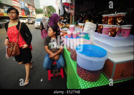 Jakarta, Indonesien. 18. Juli 2014. Indonesische Anbieter anzeigen Essen für Iftar, das Abendessen, wenn Muslime während des muslimischen Fastenmonats Ramadan auf einem Markt in Jakarta, Indonesien, 18. Juli 2014 ihr Fasten brechen. © Zulkarnain/Xinhua/Alamy Live-Nachrichten Stockfoto