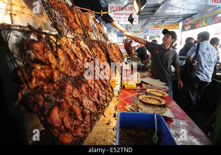 Jakarta, Indonesien. 18. Juli 2014. Indonesische Anbieter anzeigen Essen für Iftar, das Abendessen, wenn Muslime während des muslimischen Fastenmonats Ramadan auf einem Markt in Jakarta, Indonesien, 18. Juli 2014 ihr Fasten brechen. © Zulkarnain/Xinhua/Alamy Live-Nachrichten Stockfoto