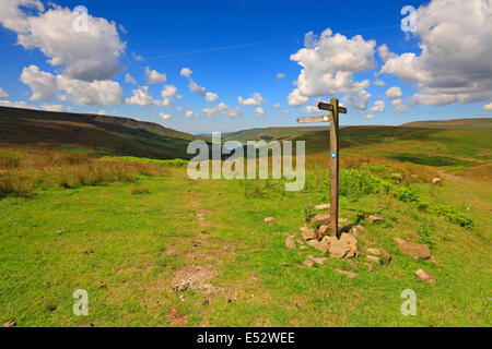 Trans-Pennine Trail Wegpunkt und fernen Woodhead-Reservoir im Longdendale, Derbyshire, Peak District National Park, England, UK. Stockfoto