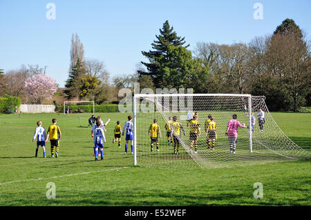 Jungen Fußballspiel am Herrenhaus Spielgelände, Staines Lane, Chertsey, Surrey, England, Vereinigtes Königreich Stockfoto