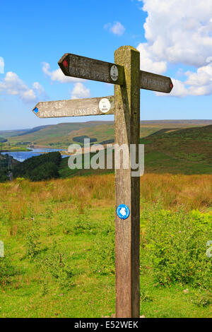 Trans-Pennine Trail Wegpunkt und fernen Woodhead-Reservoir im Longdendale, Derbyshire, Peak District National Park, England, UK. Stockfoto