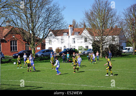 Jungen Fußballspiel am Herrenhaus Spielgelände, Staines Lane, Chertsey, Surrey, England, Vereinigtes Königreich Stockfoto