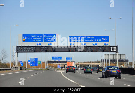 Ausfahrt 14 auf M25 Autobahn, Surrey, England, Vereinigtes Königreich Stockfoto