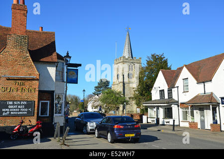 St.-Lorenz-Kirche und das Gasthaus Sonne, High Street, Chobham, Surrey, England, Vereinigtes Königreich Stockfoto