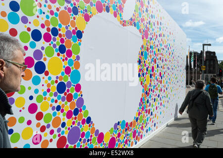 Menschen zu Fuß am Platz des neuen Apple Store vorbei auf Princes Street, Edinburgh Stockfoto