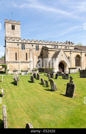 Die Cotswold Kirche von Str. Marys, Bibury in der Nähe von Cirencester, Gloucestershire, England, UK Stockfoto