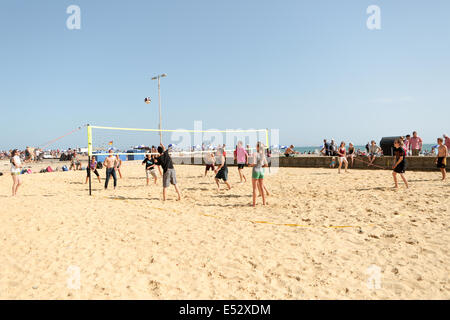 Brighton Seafront, Stadt Brighton & Hove, East Sussex, Großbritannien. Freunde spielen Beachvolleyball auf einem Sandplatz am Brighton Seafront am bisher heißesten Tag 2014. David Smith/Alamy Live News Stockfoto