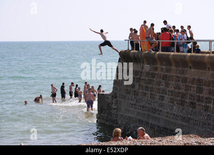 Brighton, Sussex, UK. 18. Juli 2014. Kinder springen von einer Buhne auf Brighton beach heute bei heißem Wetter Leaping aus großer Höhe ins Meer gilt als veraltet und wird von den Rettungsschwimmern abgeraten, da gab es einige schweren Verletzungen in den letzten Jahren Credit: Simon Dack/Alamy Live News Stockfoto