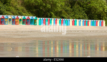 Farbenfrohe Strandhütten an Llanbedrog, Llyn Halbinsel, North Wales, UK Stockfoto