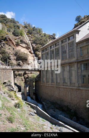 HEP Strom Erzeugung Fluss Rio Poqueira Schlucht Tal, hohe Alpujarras, Sierra Nevada, Provinz Granada, Spanien Stockfoto