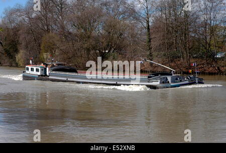 AJAXNETPHOTO. BOUGIVAL, FRANKREICH. - BINNENWASSERSTRASSEN - FRACHT - EINE PENICHE MIT AGGREGATEN AUF DER SEINE BELADEN. FOTO: JONATHAN EASTLAND/AJAX REF: R60204 209 Stockfoto