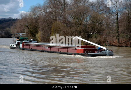 AJAXNETPHOTO. BOUGIVAL, FRANKREICH - BINNENWASSERSTRASSEN - FRACHT - EINE MODERNE PENICHE MIT AGGREGATEN AUF DER SEINE. FOTO: JONATHAN EASTLAND/AJAX REF: R60204 214 Stockfoto