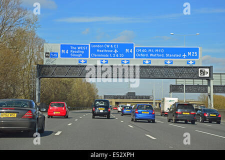 M4 Junction auf M25 Autobahn, Surrey, England, Vereinigtes Königreich Stockfoto