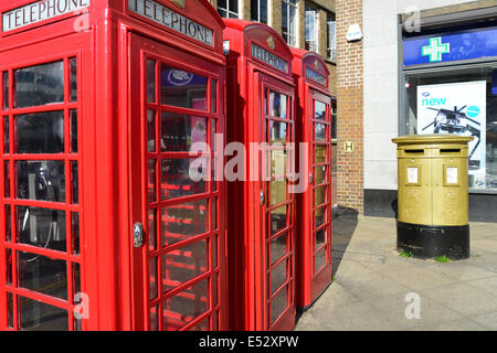 Rot und gold Säule, High Street, Uxbridge, London Borough von Hillington, Greater London, England, Vereinigtes Königreich Stockfoto