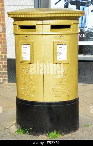 Gold Royal Typ E Mail Säule, High Street, Uxbridge, London Borough von Hillingdon, Greater London, England, Vereinigtes Königreich Stockfoto