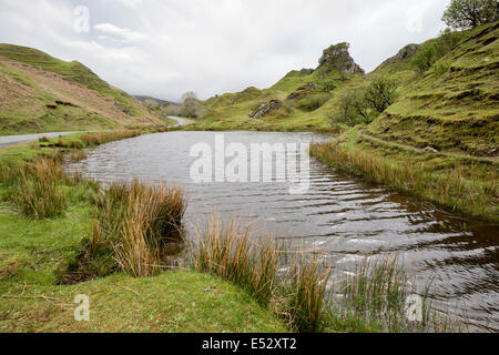 Pool von Castle Rock in ungewöhnliche Landschaft der Fairy Glen, Uig, Isle Of Skye, Schottland, Großbritannien Stockfoto