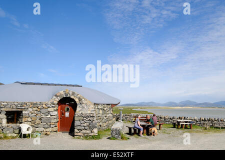 Kunden außerhalb der Tempel Cafe mit herrlichem Meerblick auf die Küste. Northton Isle of Harris Äußere Hebriden Western Isles Schottland Großbritannien Großbritannien Stockfoto