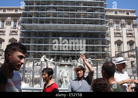 Rom, Italien. 18. Juli 2014. Der Trevi-Brunnen von außen Restaurierungsarbeiten durch das Modeunternehmen Fendi finanziert. Bildnachweis: Gari Wyn Williams/Alamy Live-Nachrichten Stockfoto