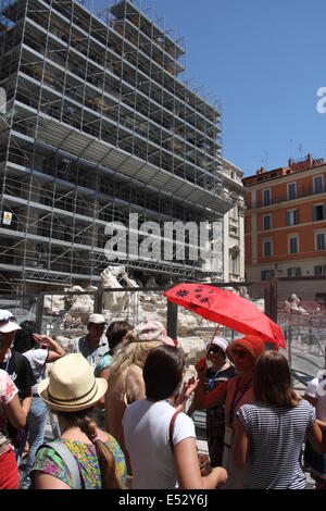 Rom, Italien. 18. Juli 2014. Der Trevi-Brunnen von außen Restaurierungsarbeiten durch das Modeunternehmen Fendi finanziert. Bildnachweis: Gari Wyn Williams/Alamy Live-Nachrichten Stockfoto