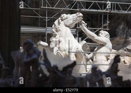 Rom, Italien. 18. Juli 2014. Der Trevi-Brunnen von außen Restaurierungsarbeiten durch das Modeunternehmen Fendi finanziert. Bildnachweis: Gari Wyn Williams/Alamy Live-Nachrichten Stockfoto