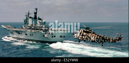 Oman. BRITISCHE KÖNIGLICHE MARINE FLUGZEUGTRÄGER HMS ILLUSTRE PAARE MIT GESCHWINDIGKEIT IN DEN GOLF VON OMAN. FOTO: JONATHAN EASTLAND/AJAX Stockfoto