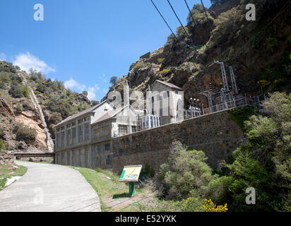 HEP Strom Erzeugung Fluss Rio Poqueira Schlucht Tal, hohe Alpujarras, Sierra Nevada, Provinz Granada, Spanien Stockfoto