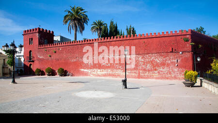 Mouros rote Wände in Plaza De La Constitución, Alhama de Granada, Spanien Stockfoto