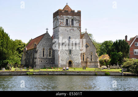 Berks - Bisham - Allerheiligen-Kirche am Ufer der Themse - paar sitzt am Ufer des Flusses vor der Kirchentür vor - warten Stockfoto