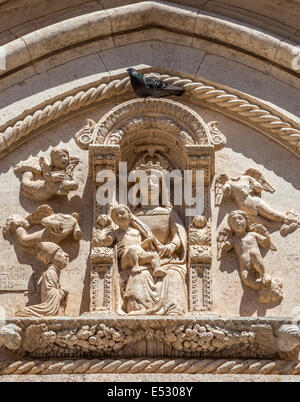 Madonna mit Kind geschnitzt über dem Haupteingang auf den 15. Cent. Kathedrale in Ostuni, Apulien, Italien