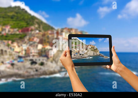 Mädchen fotografieren auf einem Tablett in Manorola, Cinque Terre, Italien Stockfoto