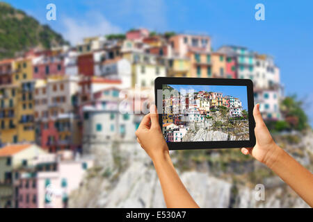 Mädchen fotografieren auf einem Tablett in Manorola, Cinque Terre, Italien Stockfoto